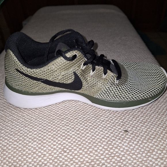 A pair of Nike tanjun racers. They are womens size 6.5. EUC - Picture 4 of 13